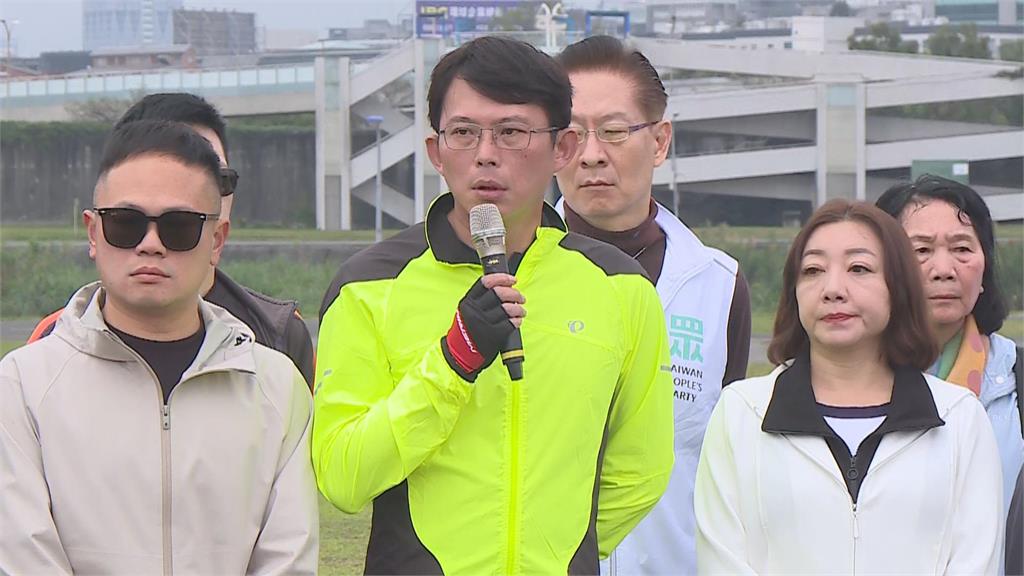 快新聞／王婉諭批「這冀望」是笑話、民團赴服務處丟香蕉皮　黃國昌回應了