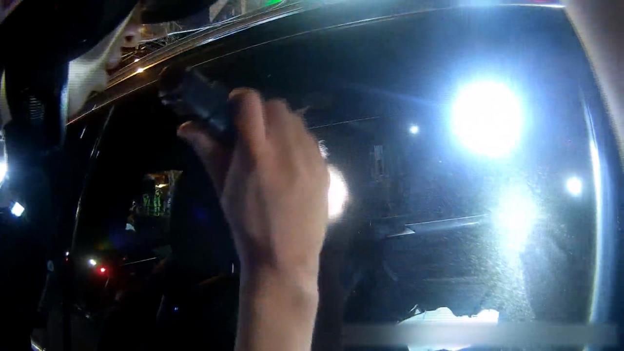 毒品嫌車藏毒違停人不見　超商「吃泡麵」裝沒事被警叫出來