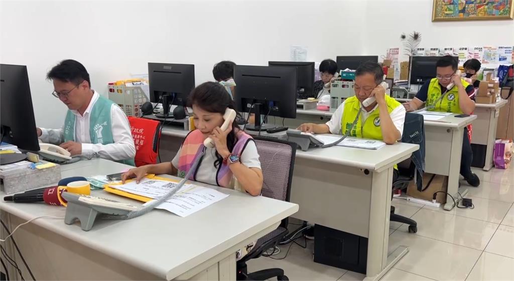 綠營51戰隊女力出擊催罷免票　黃健豪創意手舉牌反罷
