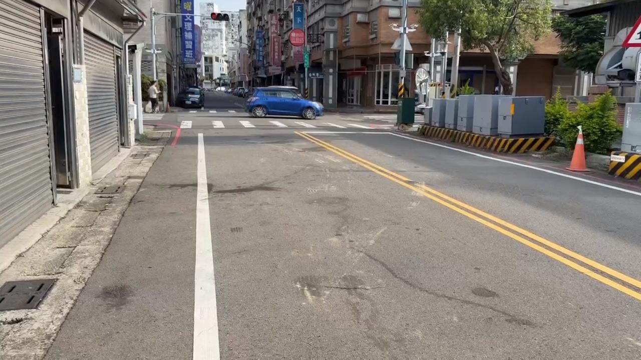 苗栗混凝土車轉彎支架滑落 如「掃堂腿」削爛路邊轎車