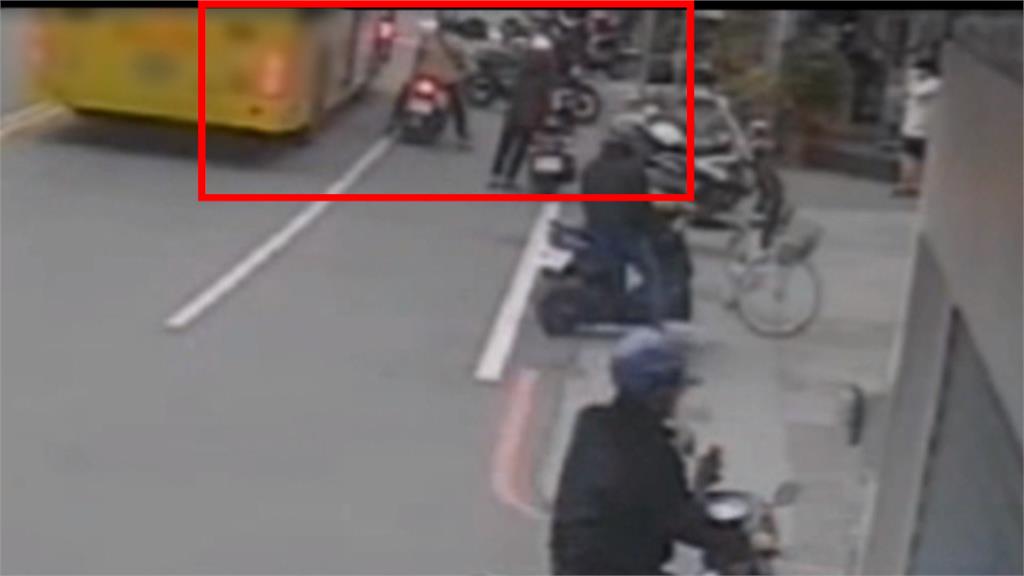 宜蘭公車靠站未確實打方向燈　乘客下車遭後方機車撞上