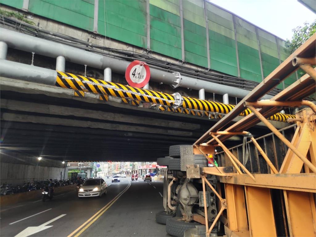 聯結車違規闖三重市區　衝涵洞驚險翻覆影片曝光