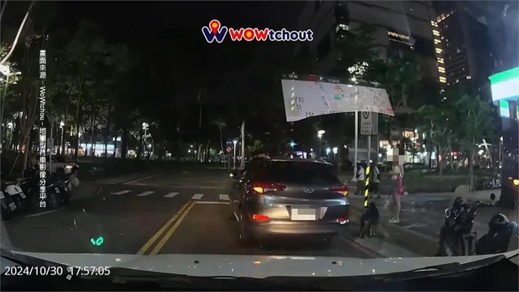 有影／高雄行車糾紛！車輛違停紅線擋道　駕駛指揮「繞過雙黃線」陷僵持