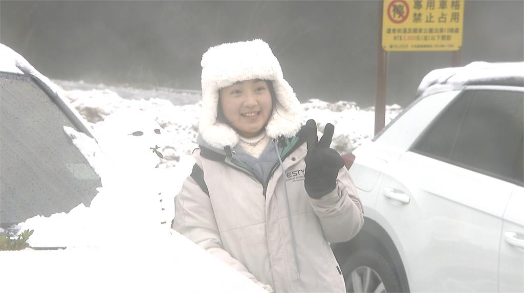 陽明山下雪了！　遊客興奮打雪仗　手指凍僵難找錢