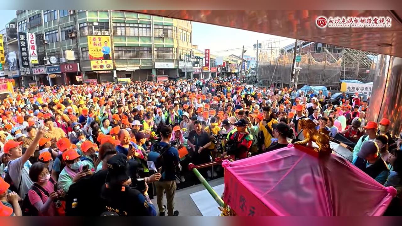 46萬信徒瘋追「粉紅超跑」亂象頻傳!爆粗口推擠、婦人癱軟痛哭⋯警急進場維安