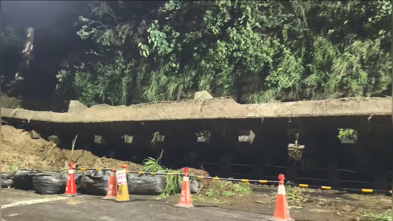 高雄小港擋土牆「二度崩塌」　強體壓在欄杆、居民嚇到不敢睡