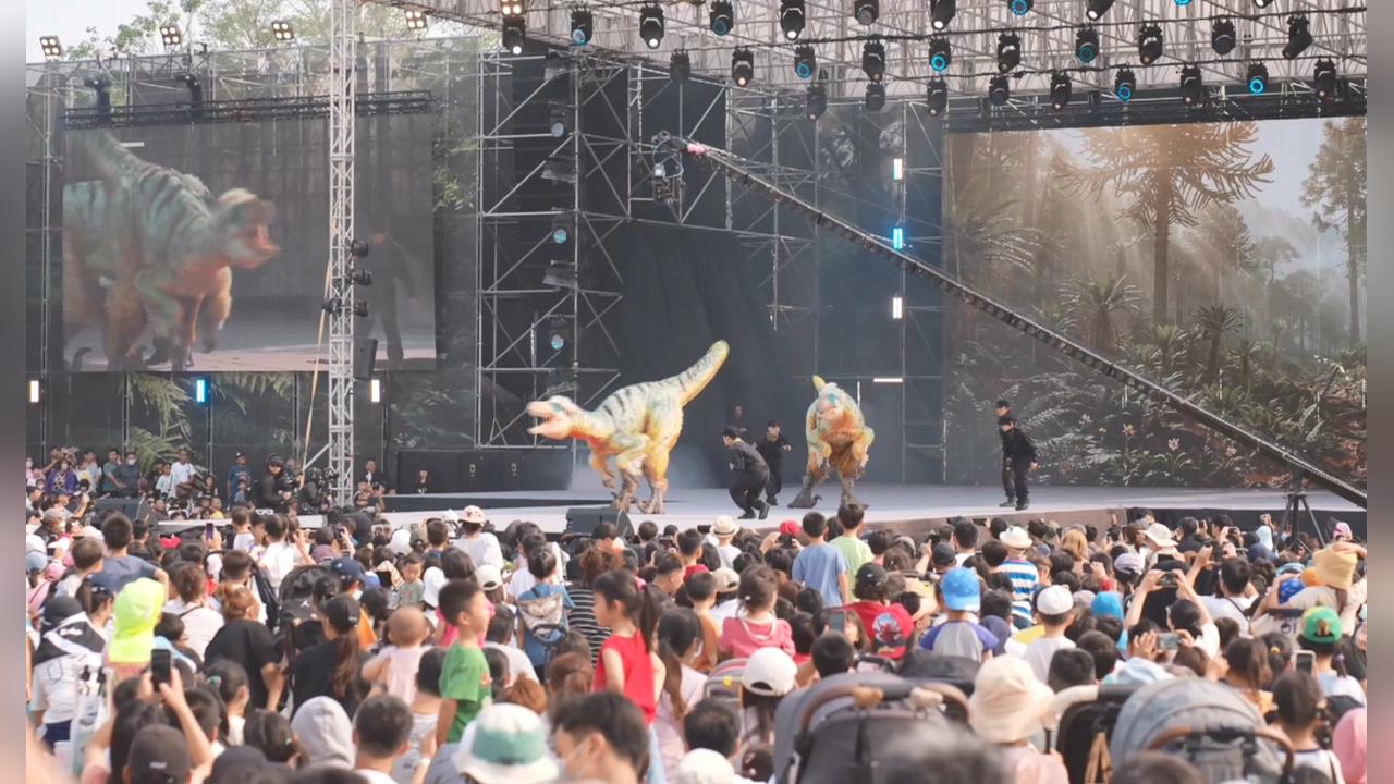 日本擬真恐龍首度來台！　高雄「恐龍樂園」吸大批民眾打卡