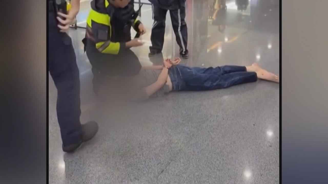 工程師大鬧頭份購物中心　情緒失控暴走砸商品遭壓制送醫