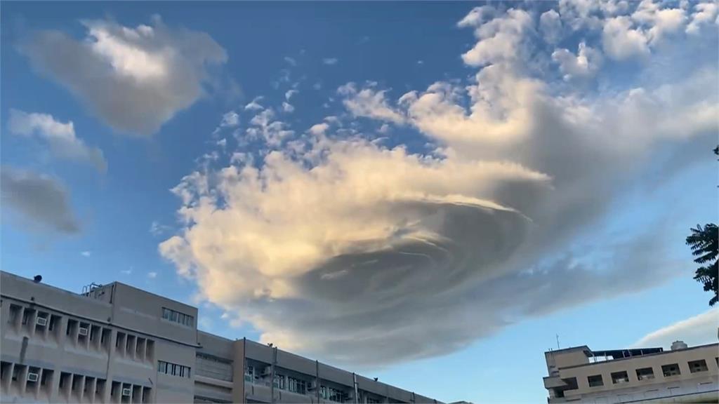 北部抬頭驚現奇景！　巨大「飛碟雲」現蹤民眾搶拍