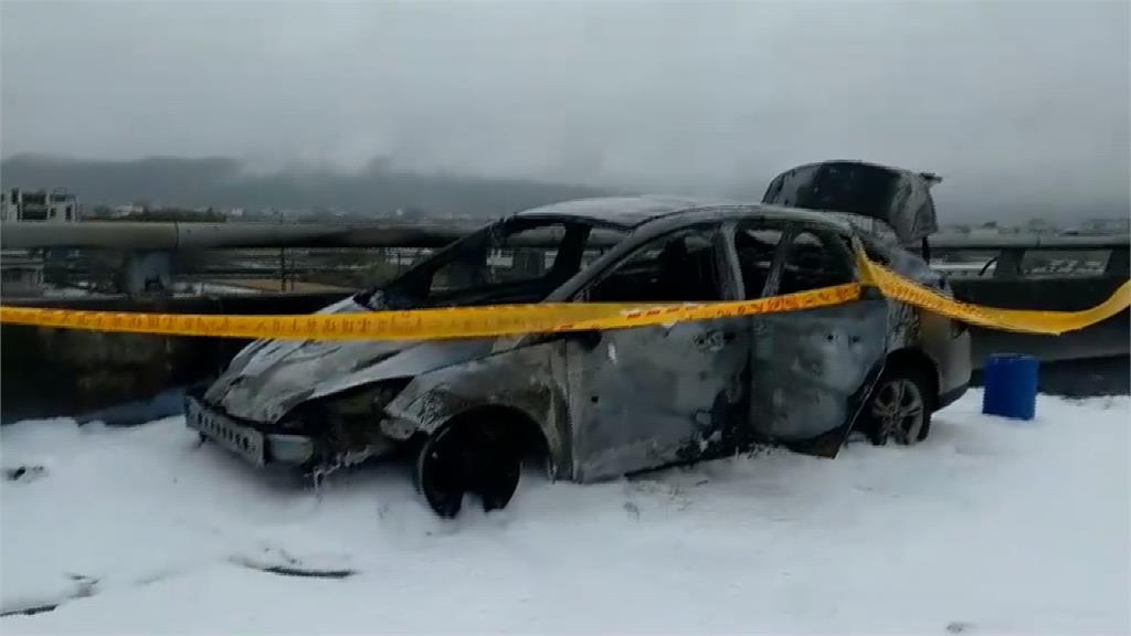 轎車出雪山隧道不久後  突然起火