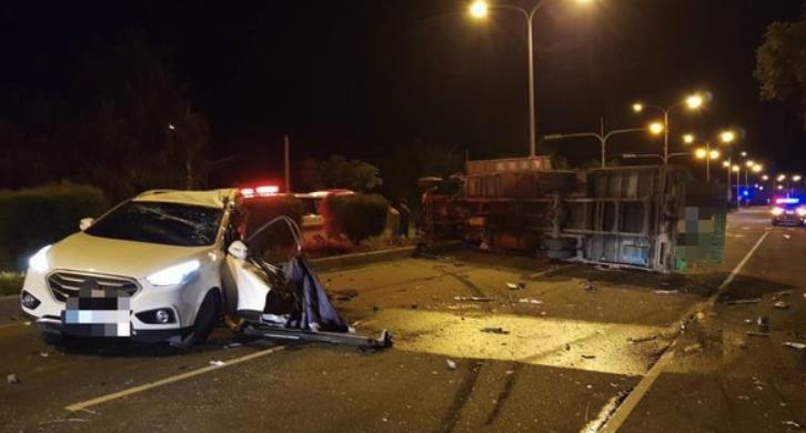 快新聞／花蓮死亡車禍！小客車自撞「飛越分隔島」　駕駛傷重身亡