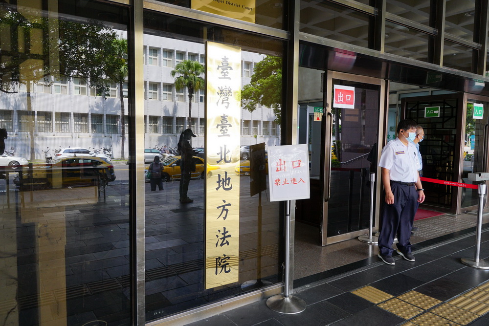 茶農搭高鐵不爽被跨過　「亮刀插桌」車廂乘客鳥獸散