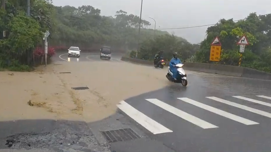 快新聞／新北市下午一場大雨 讓台102線道泥水沖刷險象環生