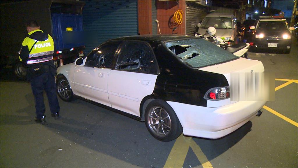 停車火氣大！弟怒砸哥車　鄰居2輛車衰遭殃