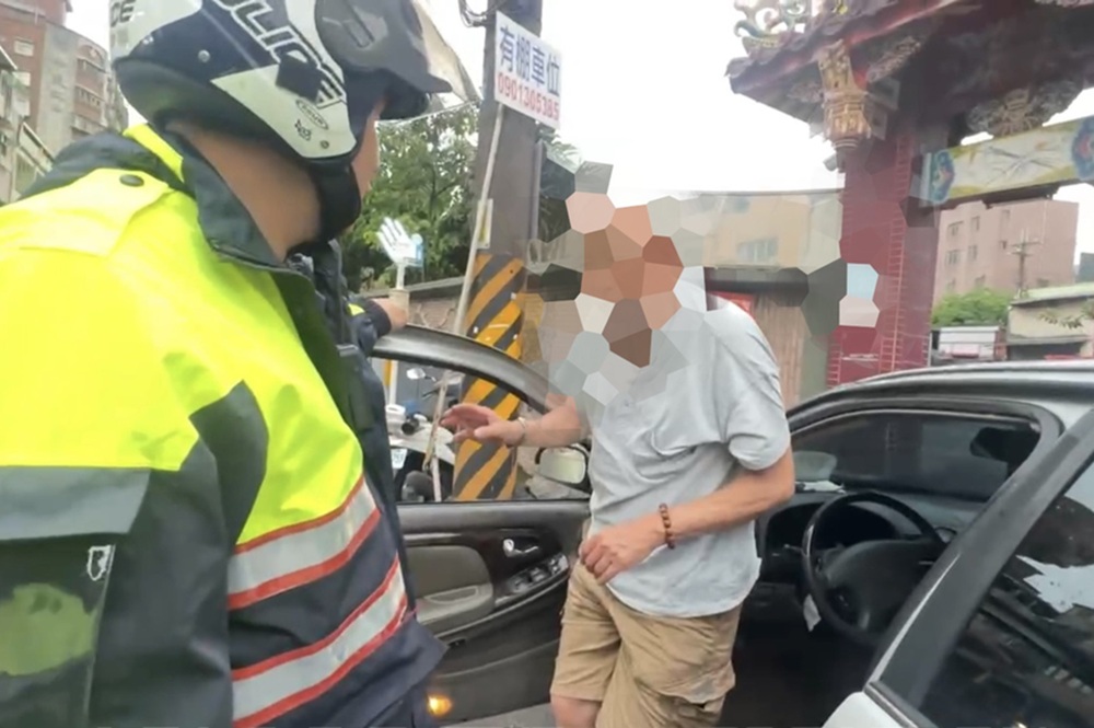 網傳高齡駕駛危險上路　68歲男步履蹣跚警禁開車
