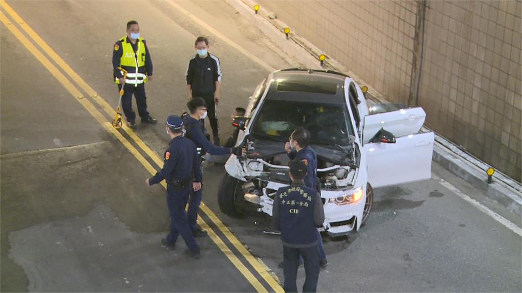 車輛競速翻覆警到場　黑衣人竟企圖攻擊員警