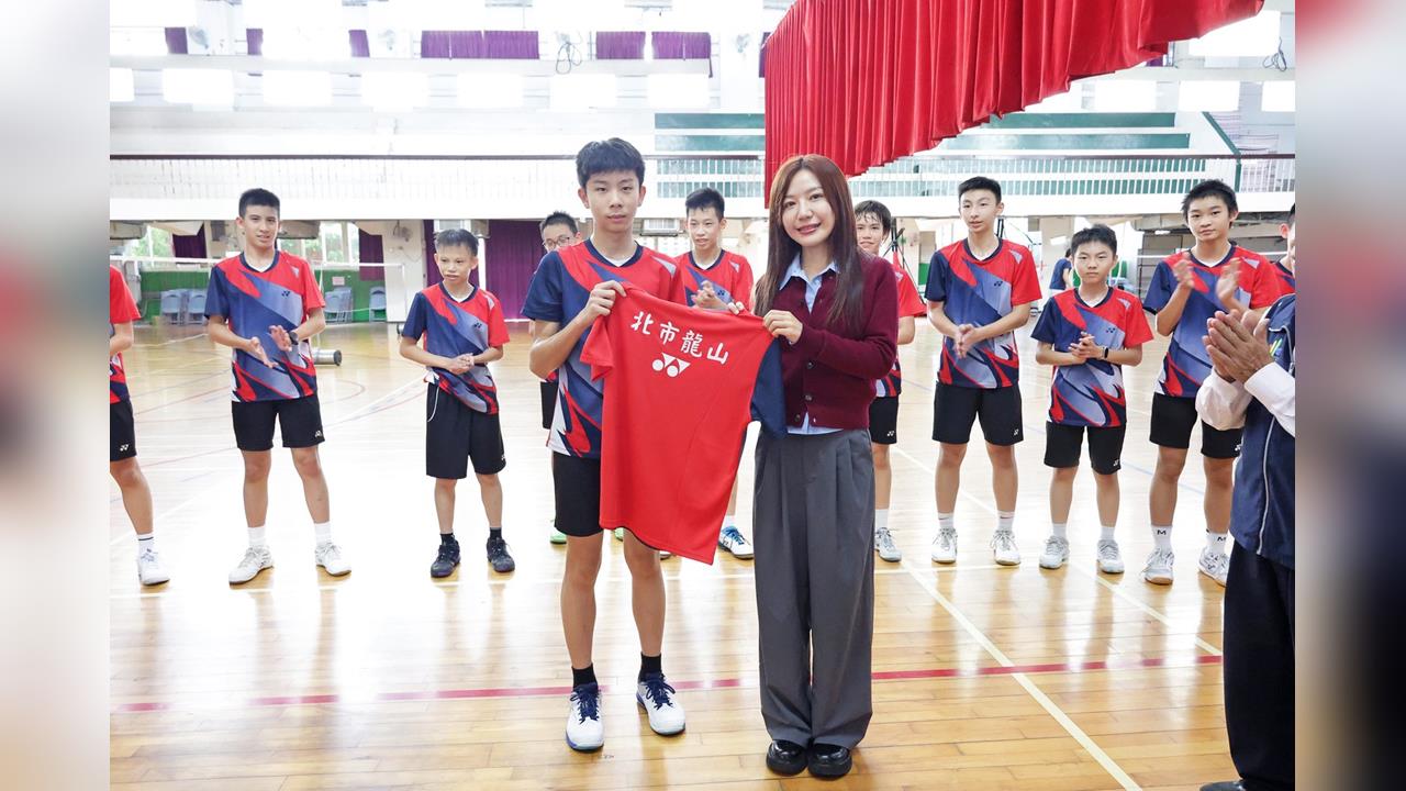 快新聞／吳沛憶助龍山國中羽球隊換新戰袍　挺小將自信閃亮發光