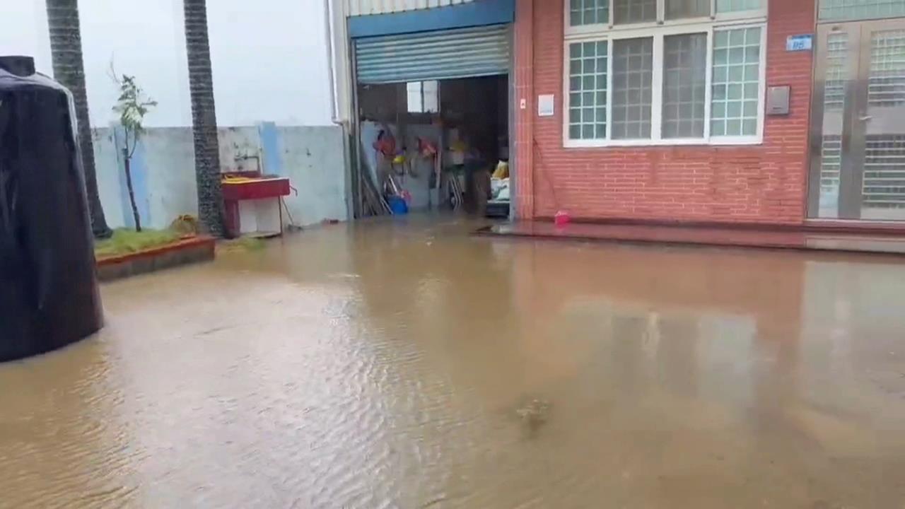 大水來襲! 桃園6區發布"淹水警戒" 舊南崁溪一度溢堤