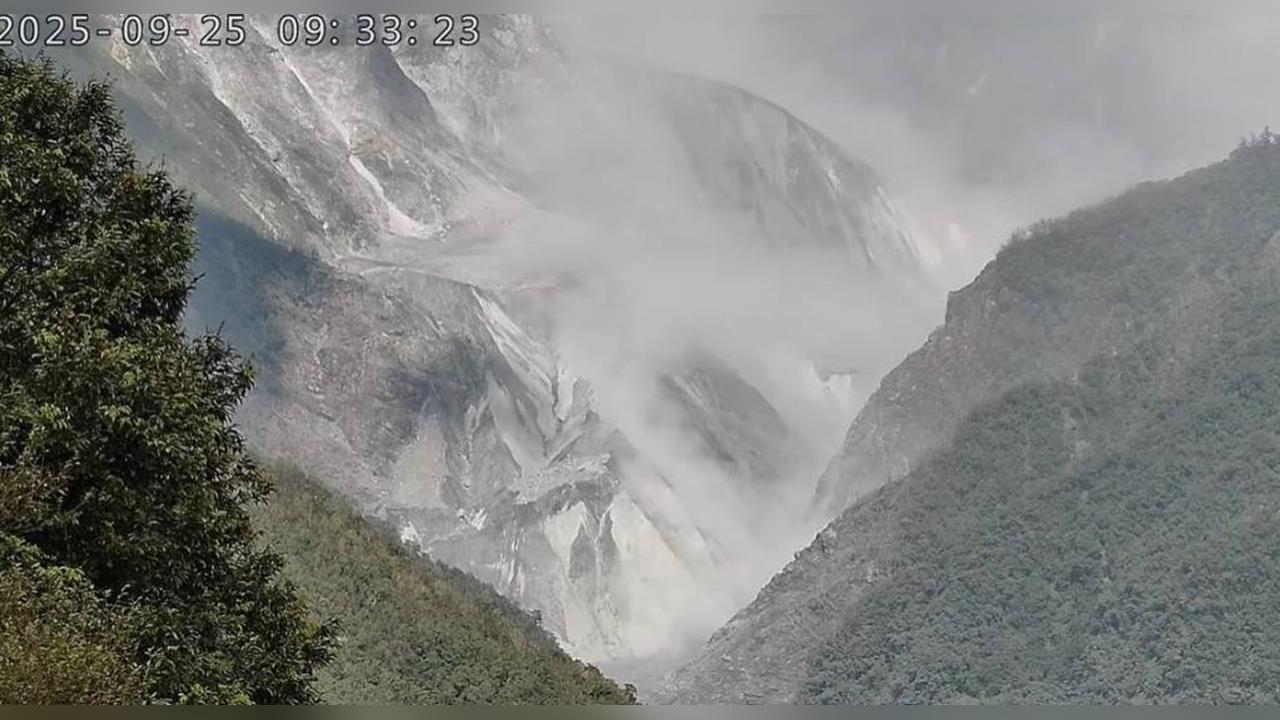 快新聞／前後畫面對比！天然壩體被洪流切削成「V型」　馬太鞍溪堰塞湖影像曝