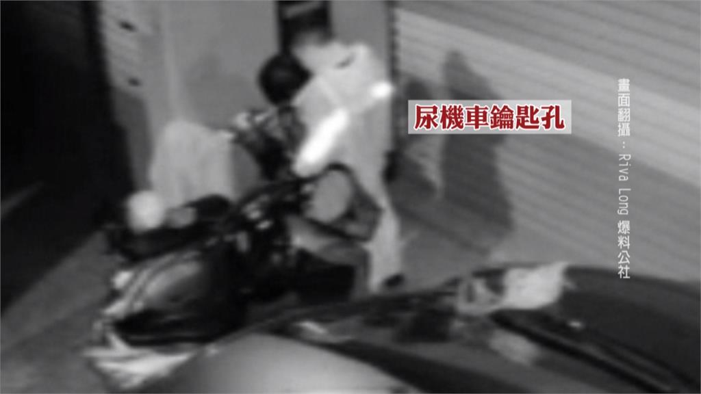 好噁！安全帽掛機車上 男當小便斗尿尿