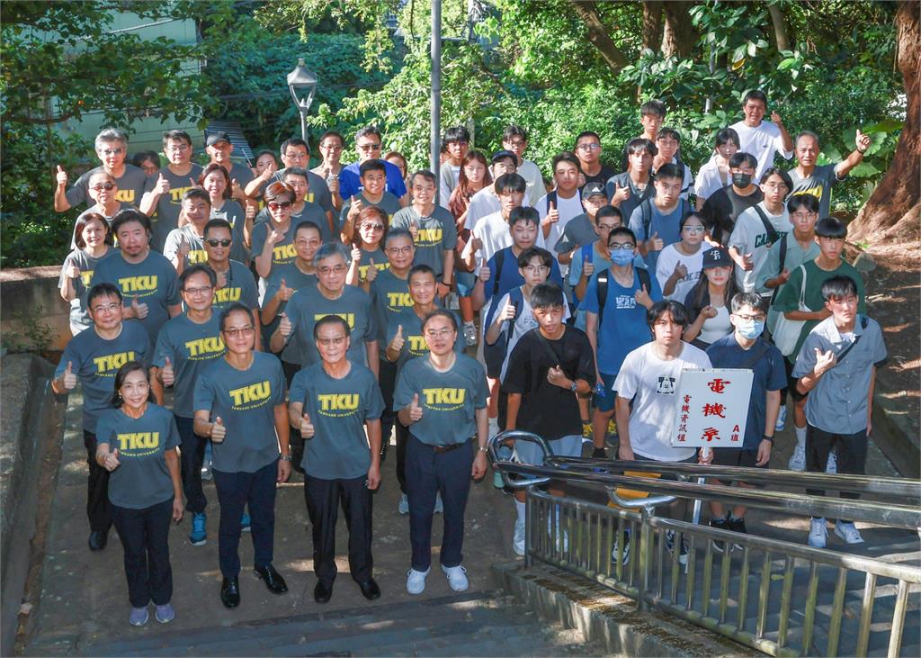 【淡江傳真】大學部日間學制新生註冊率突破100％　淡江人祝賀母校