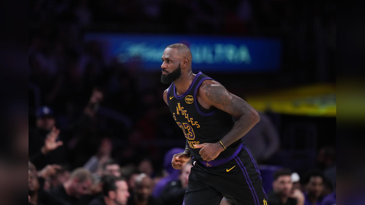 NBA(影)/詹皇新賽季得分開張!第二節砍3分球幫助湖人追分