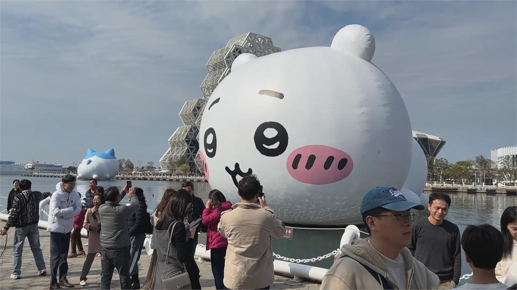 初一出門走春！民眾盛裝打扮跟「吉伊卡哇」合影