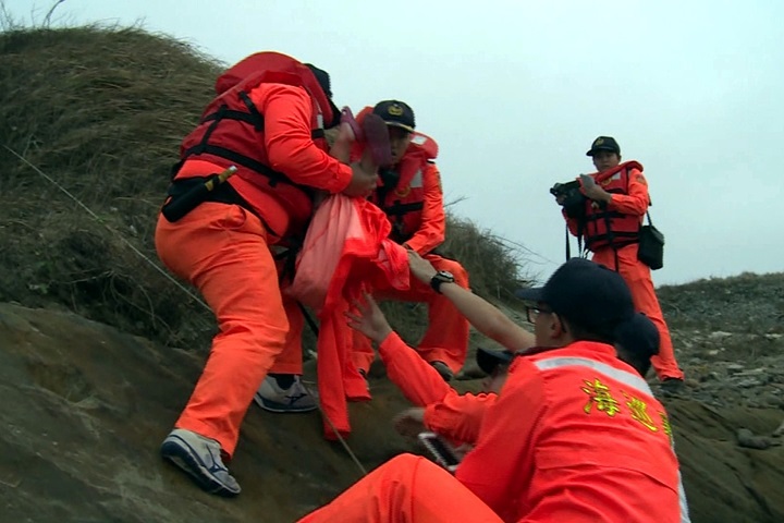 男帶姪女海邊戲水 漲潮受困沙洲