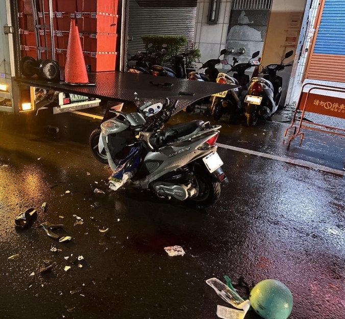 新竹夫妻撞「貨車尾門」　丈夫頭被夾、妻拋飛遭輾雙亡