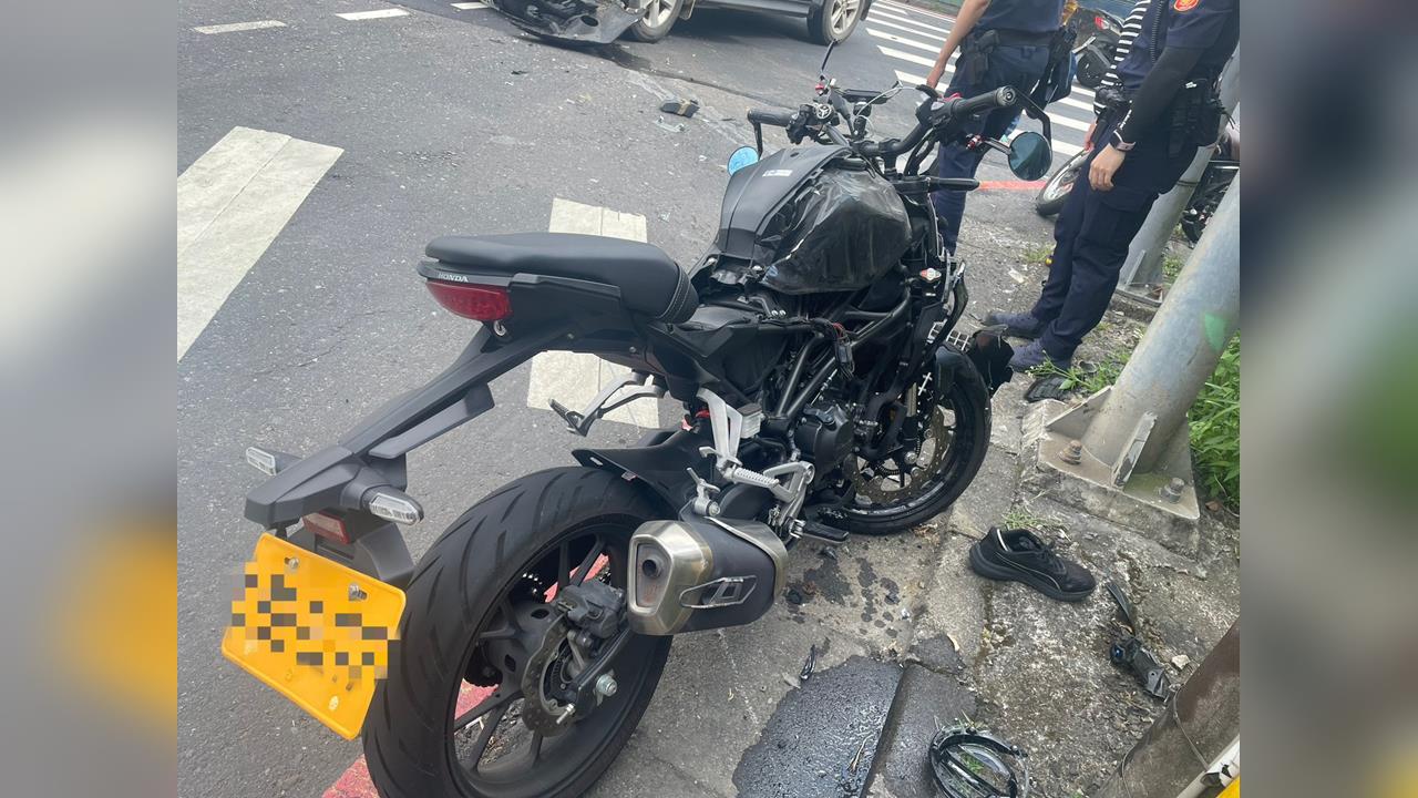 快新聞／新店驚悚車禍！休旅車左轉猛撞黃牌重機　21歲騎士傷重不治