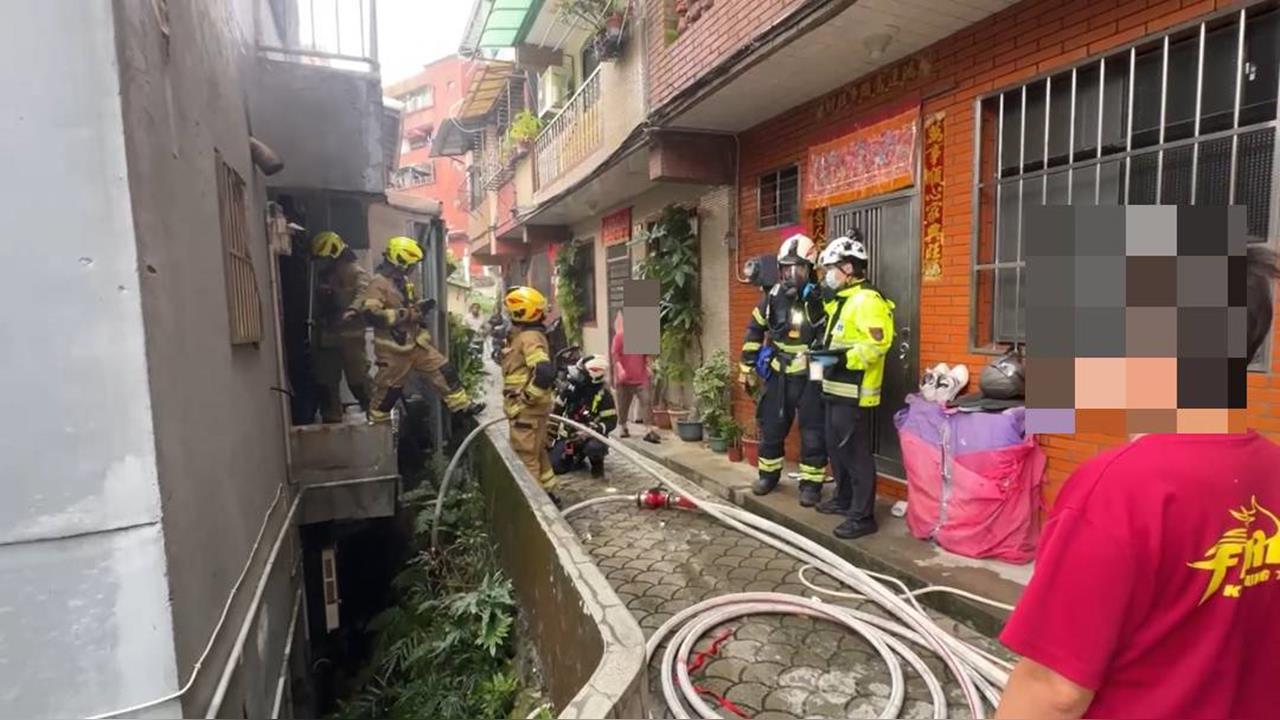 快新聞／巷弄狹小！基隆中風男困火場　消防員拉水線、扛長背板救援