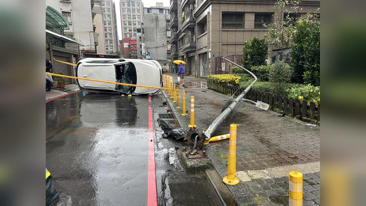 快新聞/酒駕闖大禍!內湖自小客車猛撞燈桿「翻滾270度」 現場慘況曝光