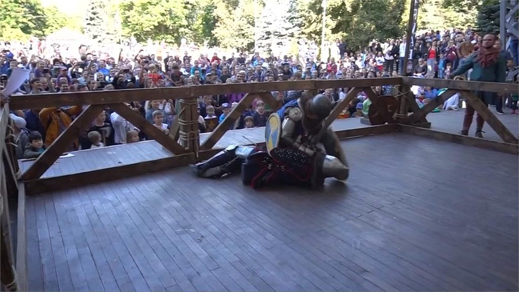 俄國兵器嘉年華 穿中世紀盔甲打鬥