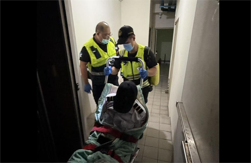 好幸運！保全深夜頂樓巡邏趴地不起   住戶警覺一點不對勁救回命