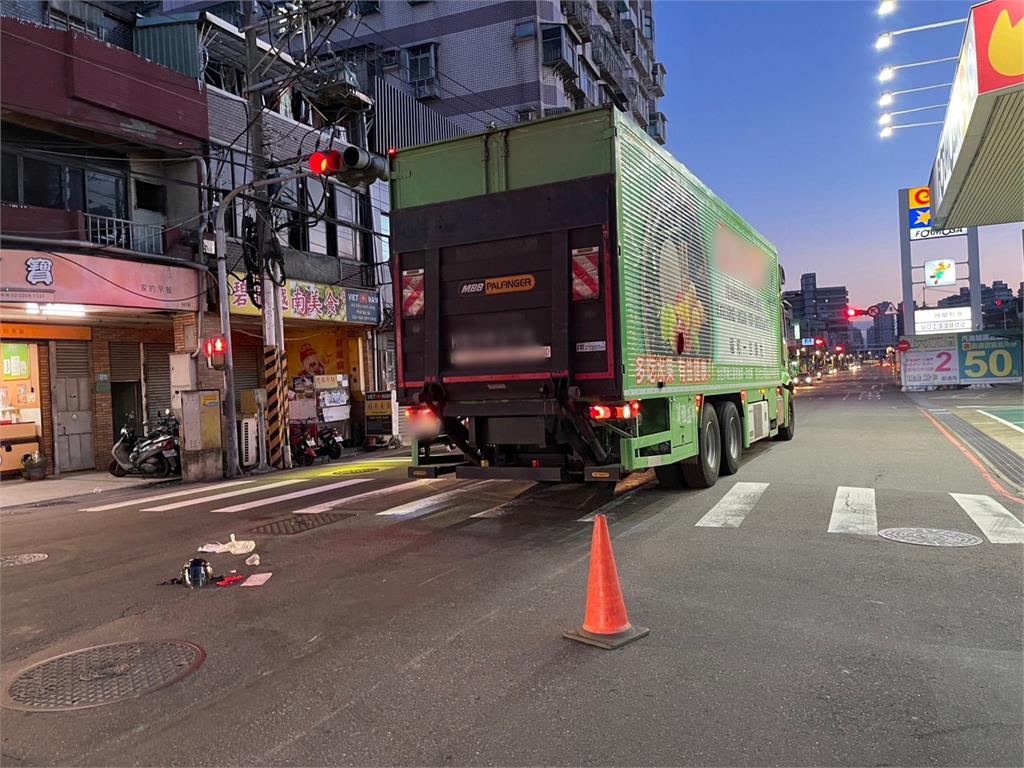 快新聞／土城死亡車禍！　女騎士「車體突偏移撞上大貨車」送醫不治