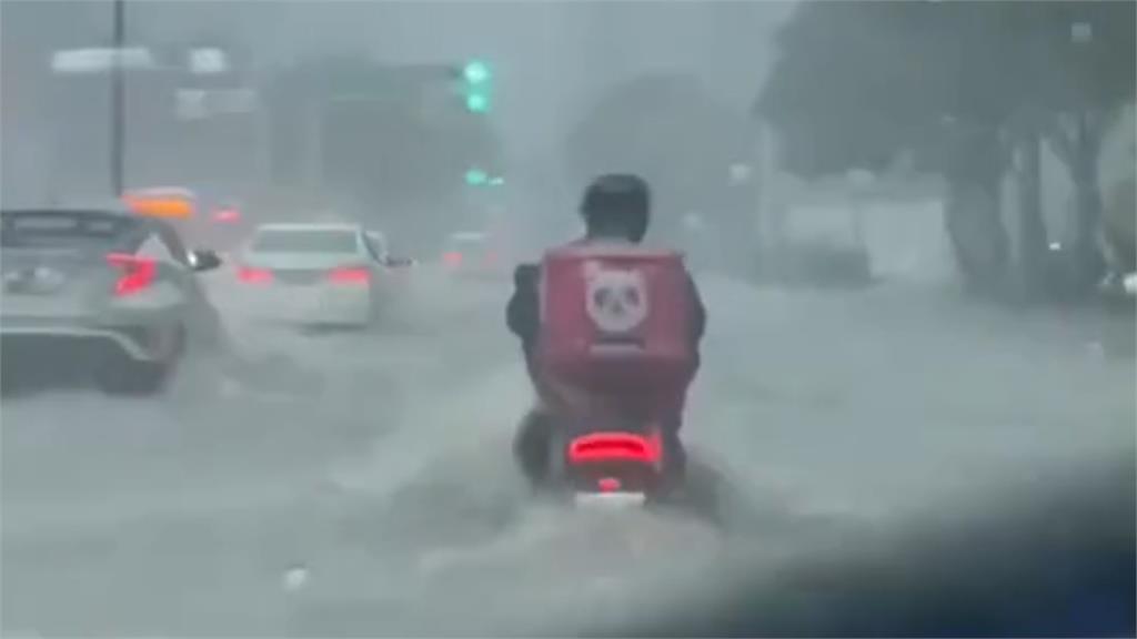 「台北直直撞」外送員車被淹一半照騎　網致敬：真的是使命必達！