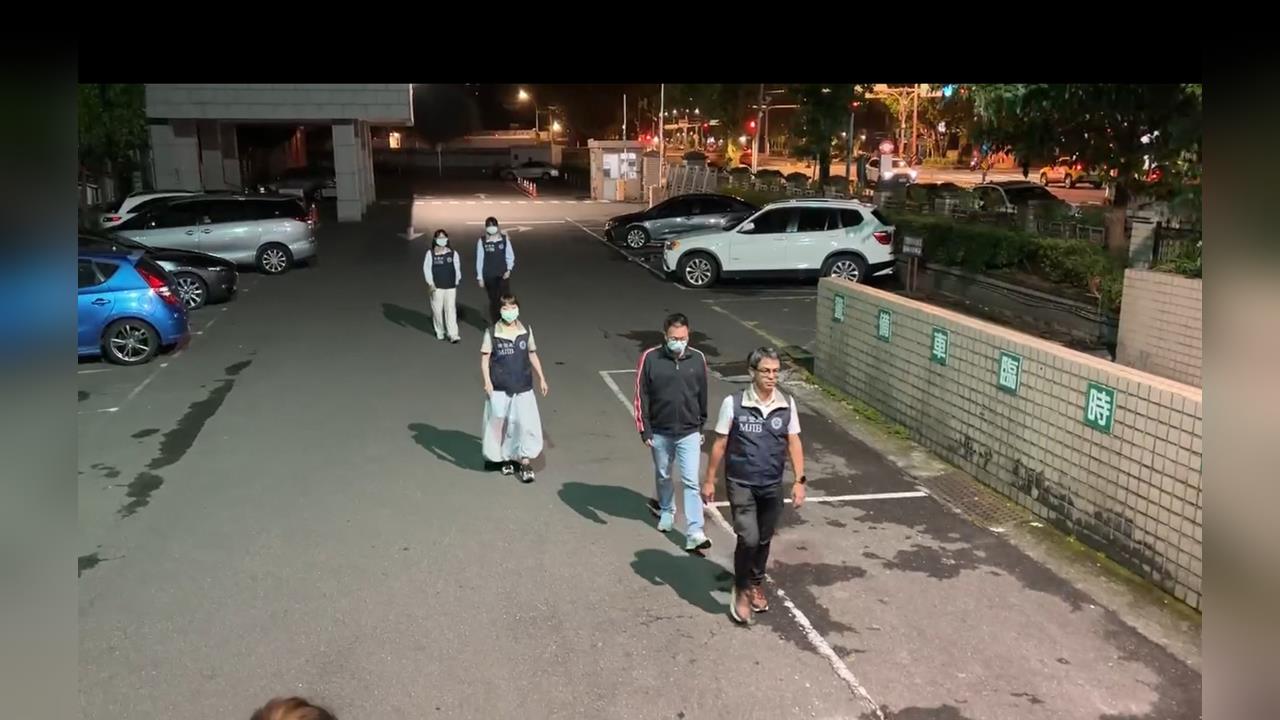 快新聞／國民黨新北1議員慘了！涉貪200萬交保　助理拿1物遮臉畫面曝