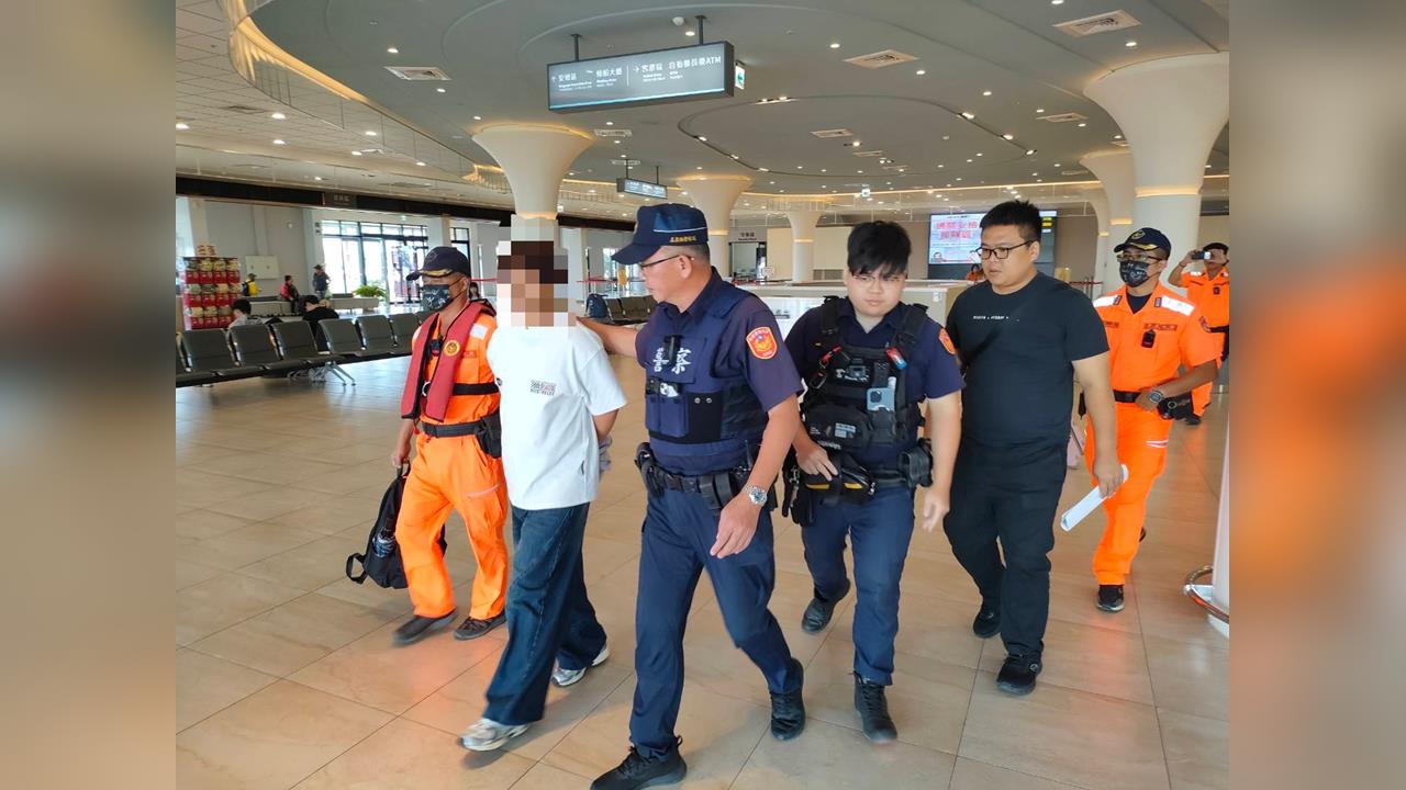 快新聞／通緝犯差點跑了！登船逃亡前一刻　海巡埋伏收網