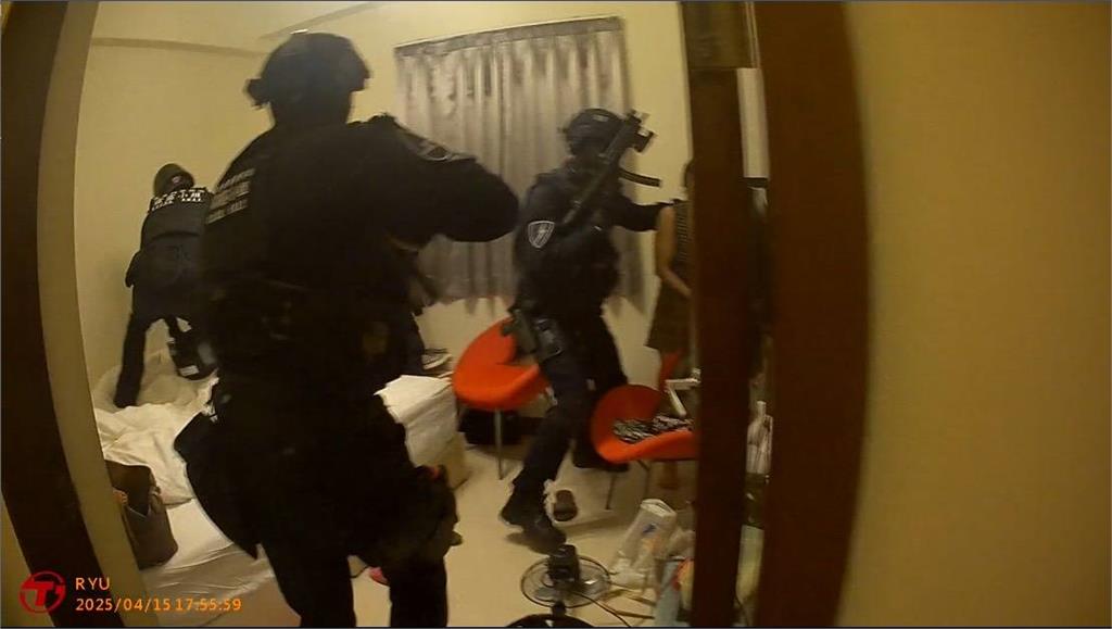 台東警攻堅！通緝犯睡夢中被捕　查獲大量毒品、一把手槍