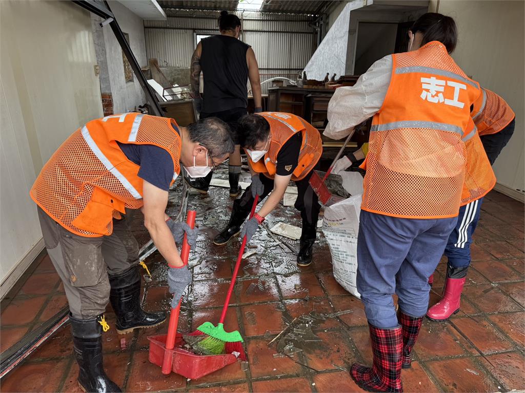 快新聞／拚救災！賴清德主席室主任率隊挺進柳營、鹽水　助鄉親清理磚瓦