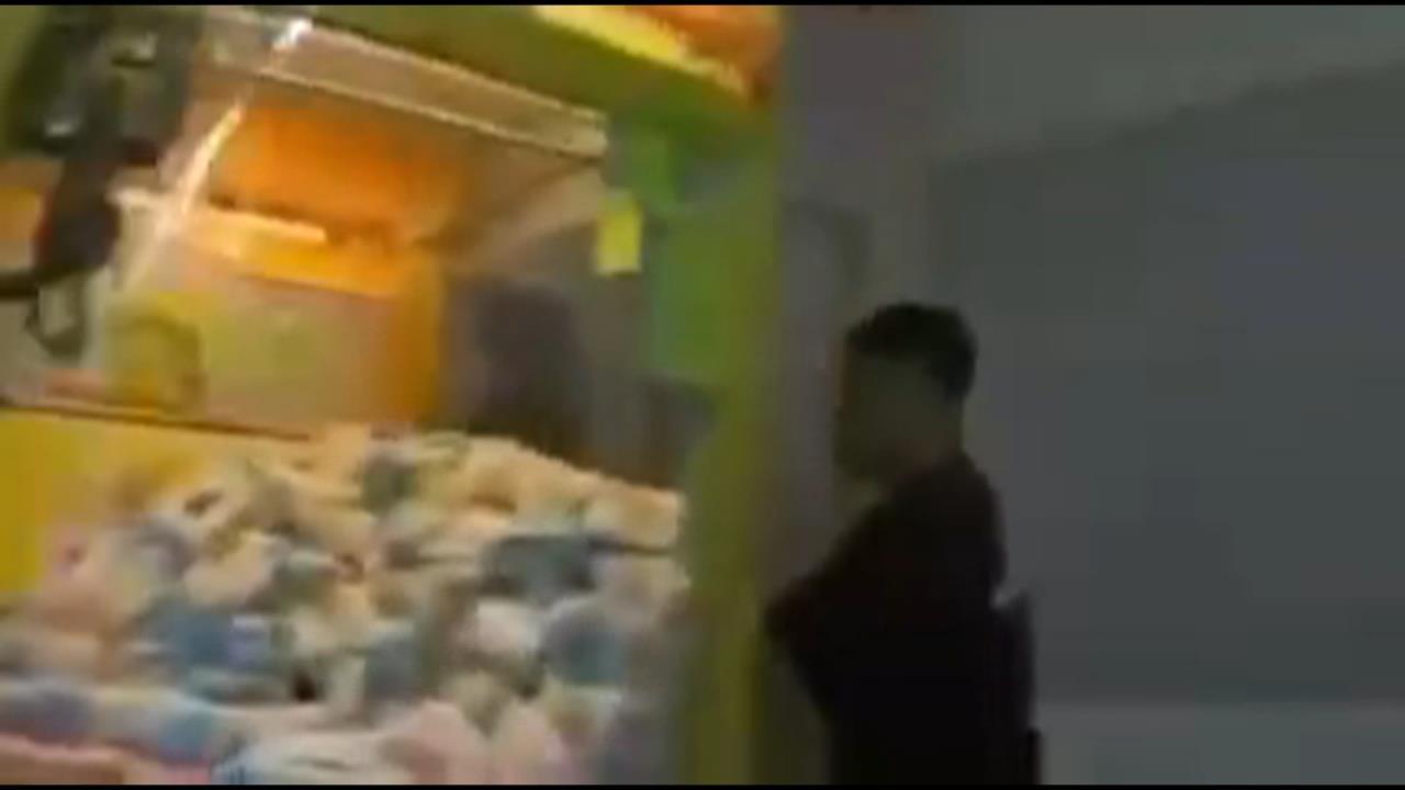 夾娃娃機店暗藏賭場! 警攻堅逮4人 查扣1萬多元賭資