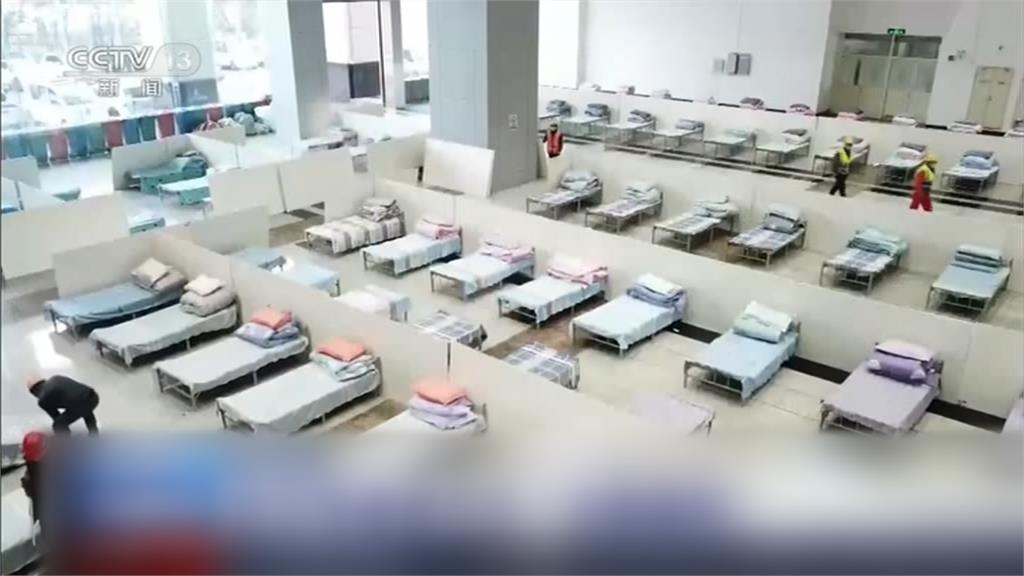病床不夠！中國武漢急蓋3所「方艙醫院」