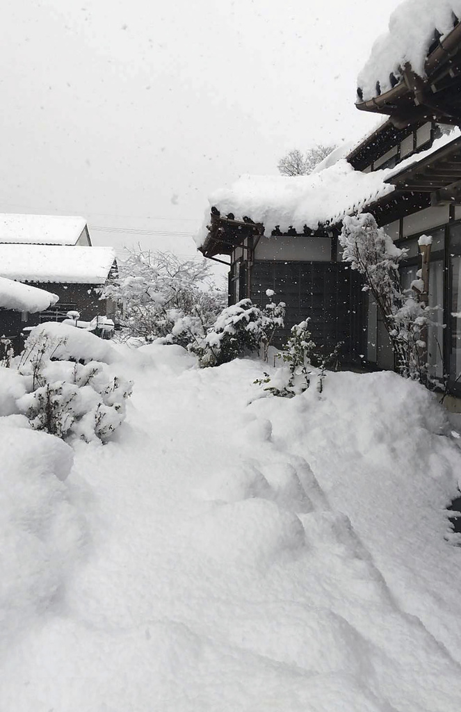 日本強烈寒流發威！　青森縣酸湯區積雪破5公尺　史上第二高！