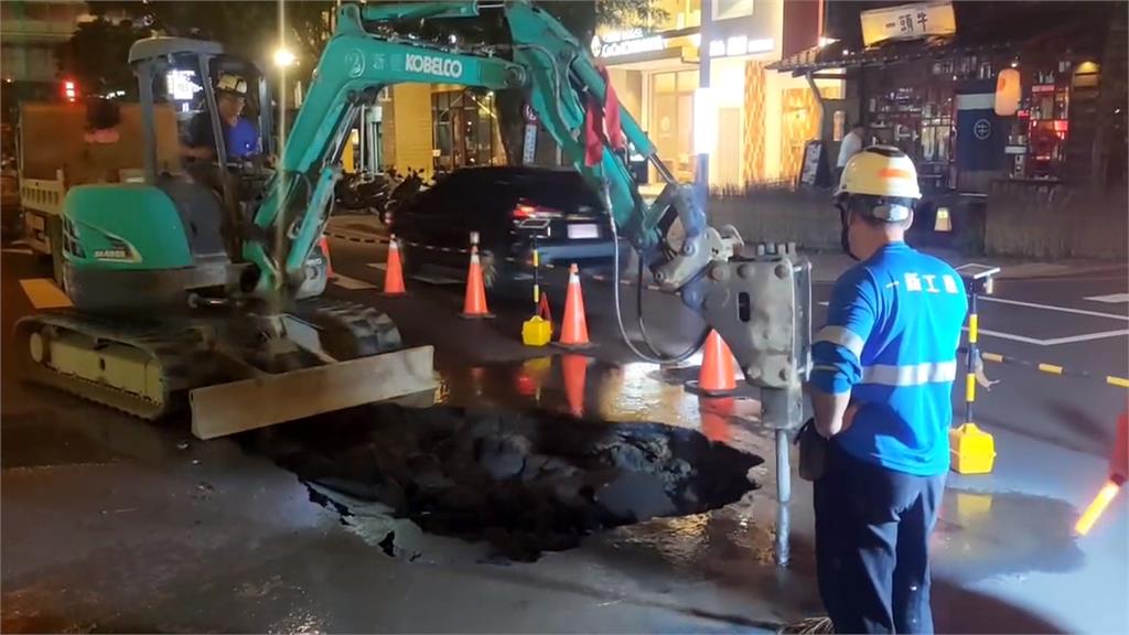 自來水管線破裂導致地基塌陷　台中公益路連破兩洞