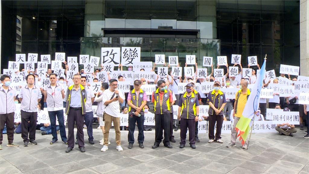 松機接駁喊卡　450輛多元計程車包圍交通部！要求徹查否則「紮營」抗議