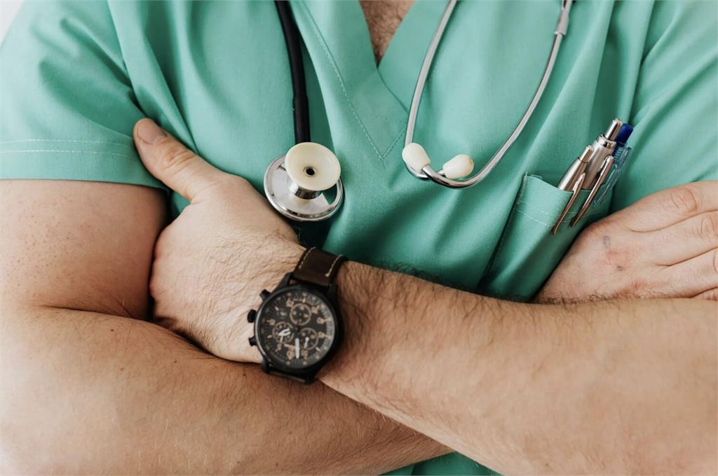 婦人胸痛喘吁吁   驚見「心臟大門」僅剩1元硬幣大！