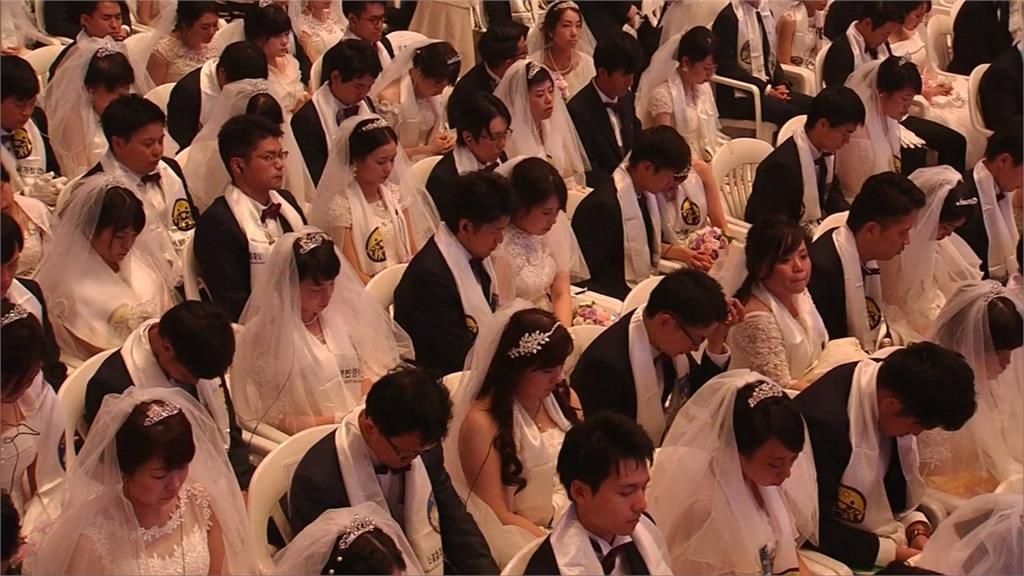 統一教總部集團婚 教主遺孀證婚4千對新人