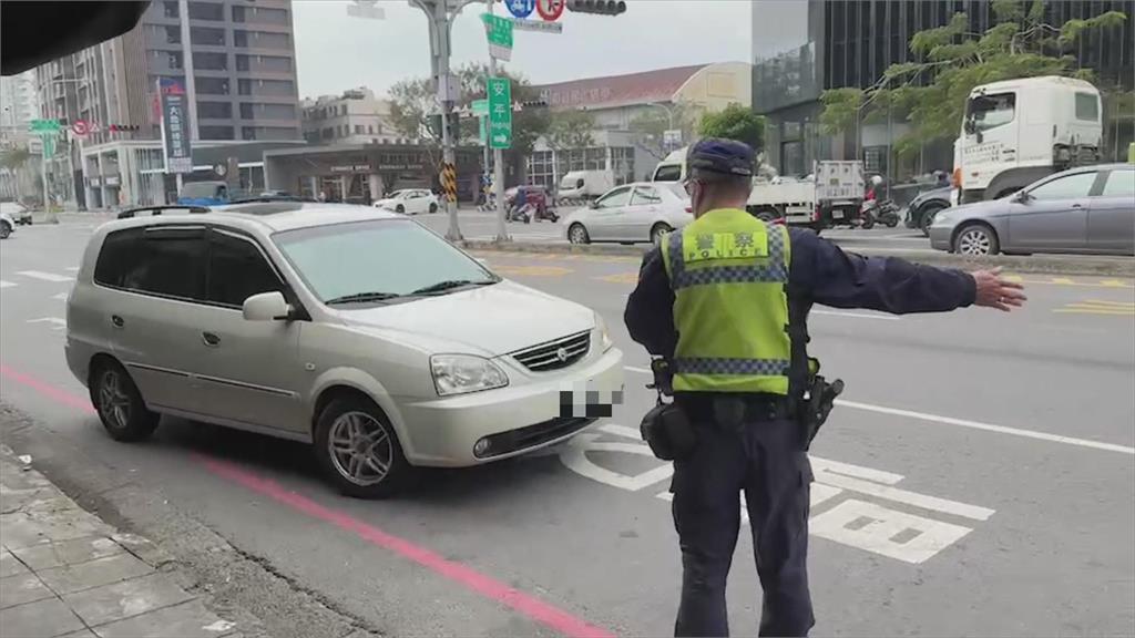 台南北區違停案件頻傳　騎士冒險換車道控警「疏於執法」