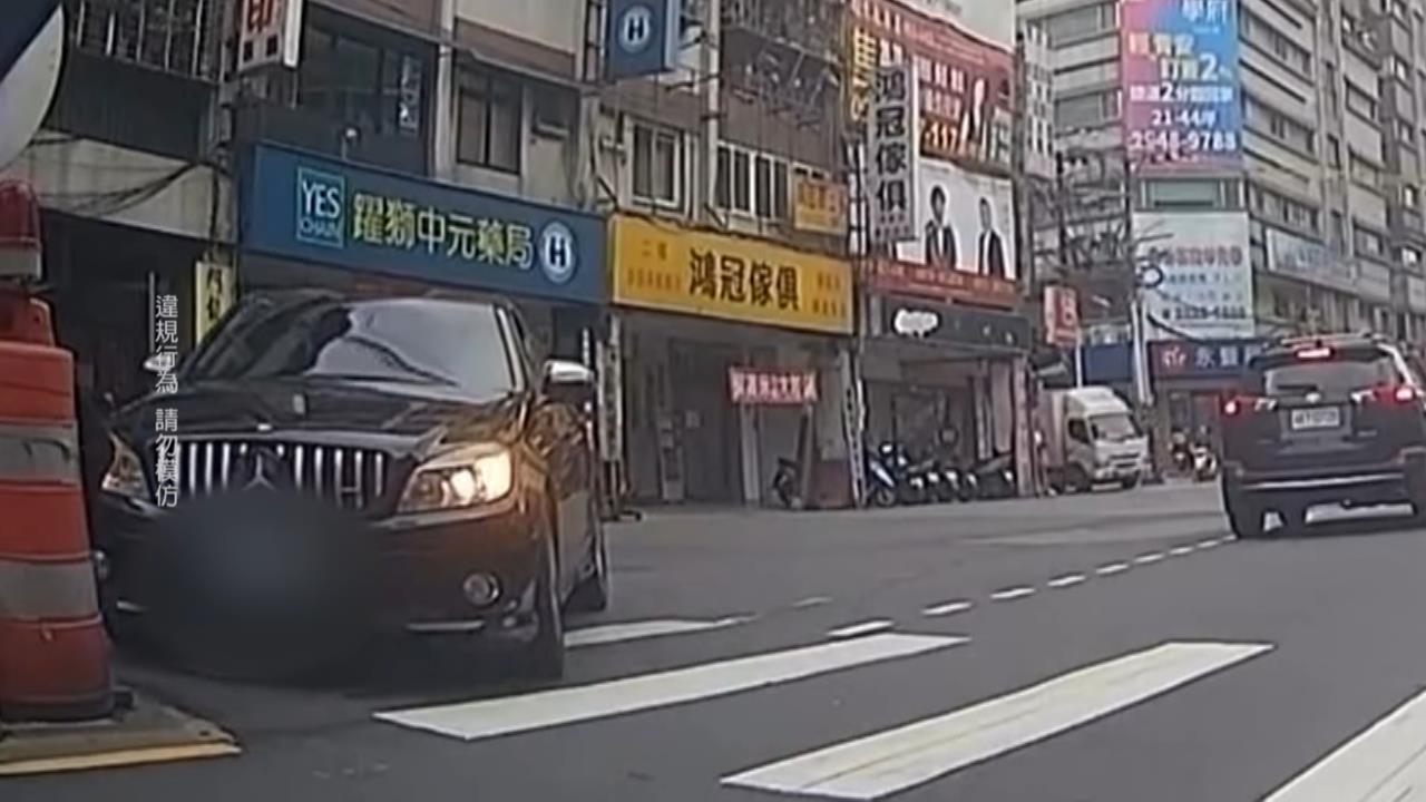 衝下車拿烤鴨忘拉手煞糗了！　賓士一路滑行撞上防撞桶