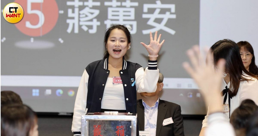 台北市長候選人號次抽籤　蔣萬安5號、沈伯洋3號